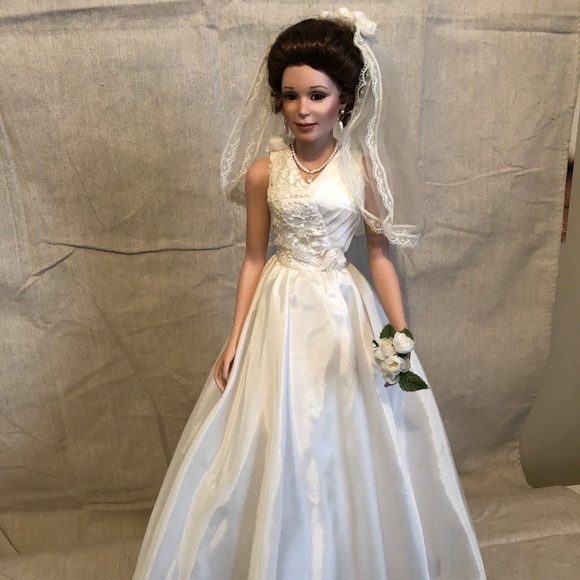 “Camellia” A porcelain bride doll from Ashton-Drake Galleries, by Bill Hanson. - Picture 1 of 8
